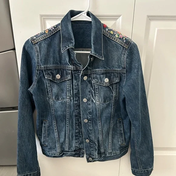 GAP Upcycled Denim Jacket with hand embroidered floral pattern size small - Picture 2 of 6